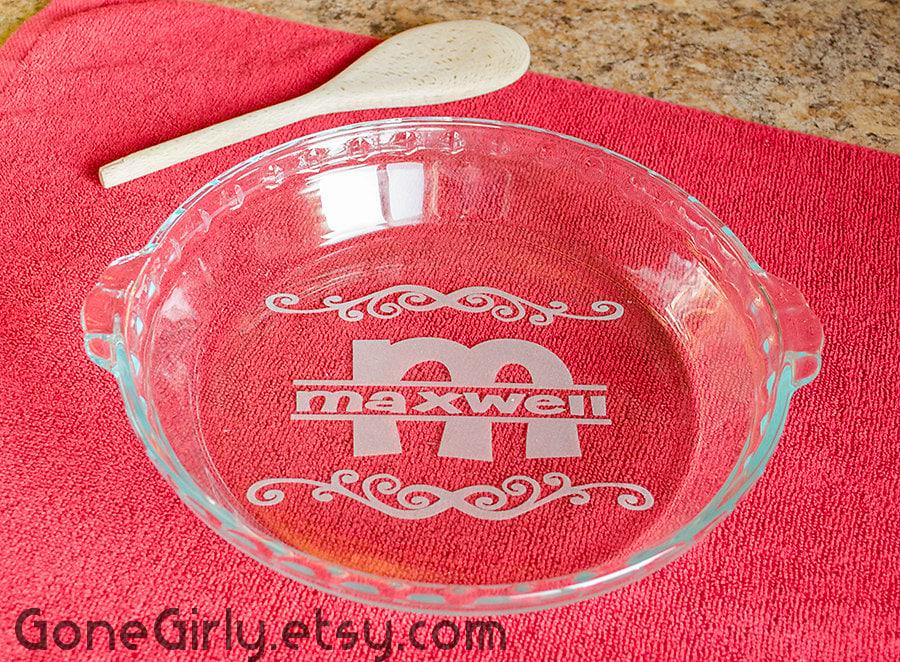 Custom Name Flourish Pie Plate – Personalized Engraved Glass Bakeware, Wedding, Housewarming, or Closing Gift