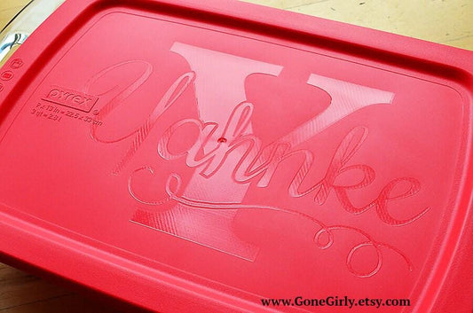 Last Name & Initial Flourish Engraved 9x13 Casserole Dish with Red Lid – Personalized Wedding Gift Bakeware