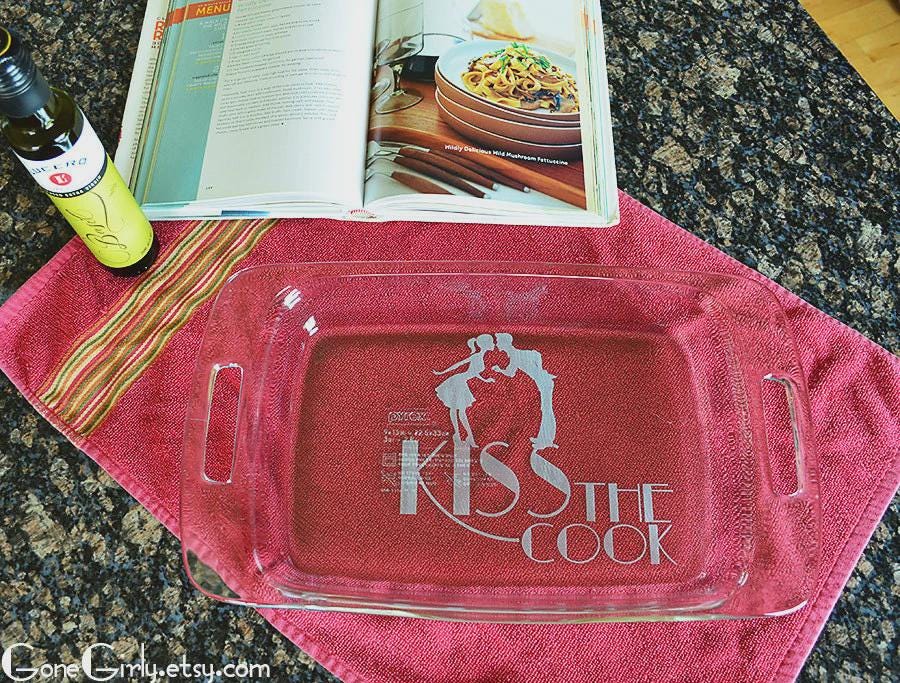 Kiss the Cook Engraved 9x13 Casserole Dish with Red Lid – Personalized Retro Kitchen Gift