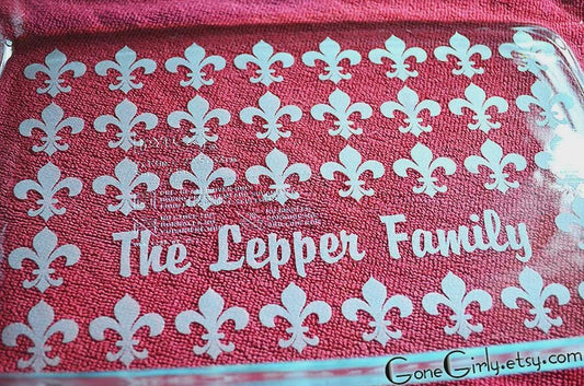 Fleur-de-Lis Engraved Casserole Dish with Red Lid – Personalized Name and Date Bakeware Gift