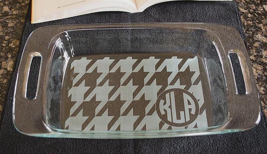 Monogram Houndstooth Pattern Engraved 7x11 Casserole Dish – Personalized Elegant Kitchen Gift with Lid