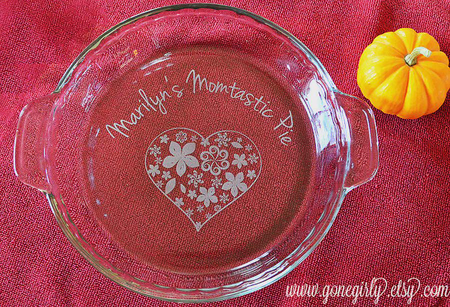 Mom-tastic Engraved Pie Plate – Personalized Glass Pie Dish Gift for Mom, Wife, or Grandma